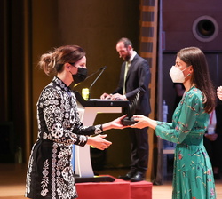 Su Majestad la Reina entrega el Premio Nacional de Diseño 2020 en la modalidad "Jóvenes Diseñadores” a Eva Yarza Hilario