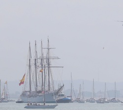 El Buque Escuela "Juan Sebastián de Elcano" en su maniobra de aproximación al Puerto de Cádiz