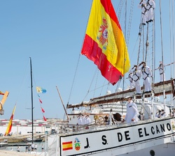 Desembarque con honores de Su Majestad el Rey del Buque Escuela "Juan Sebastián de Elcano"