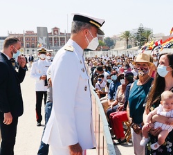 Don Felipe saluda a los familiares congregados en el Puerto de la Bahía de Cádiz