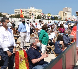 Don Felipe saluda a los familiares congregados en el Puerto de la Bahía de Cádiz