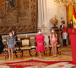 Su Majestad el Rey en presencia de la Reina, la Princesa de Asturias y la Infanta Doña Sofía durante su intervención