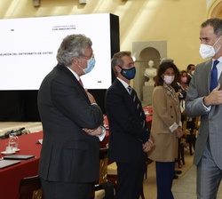 S.M. el Rey a su llegada al Palacio de el Pardo recibe el saludo de los asistentes a la reunión del Patronato de la Fundación Cotec