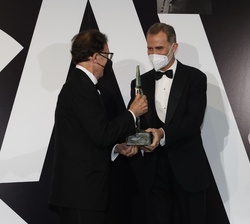 Su Majestad el Rey entrega a Ricardo Martínez Ortega, "Ricardo", el Premio Mingote
