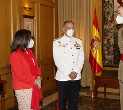 El Rey conversa con la ministra de Defensa, Margarita Robles Fernández, y con el Jefe de Estado Mayor de la Defensa, Teodoro Esteban López Calderón