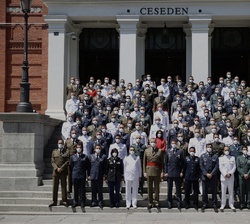 Fotografía de grupo de Su Majestad el Rey con los alumnos del XXII Curso de Estado Mayor de la Escuela Superior de las Fuerzas Armadas