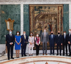 Fotografía de grupo de Su Majestad el Rey con los asistentes al almuerzo en el Palacio Albeniz con motivo del Mobile World Congress