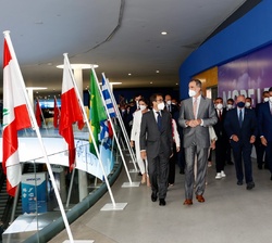 Don Felipe acompañado por las autoridades asistentes a la inauguración del Mobile World Congress