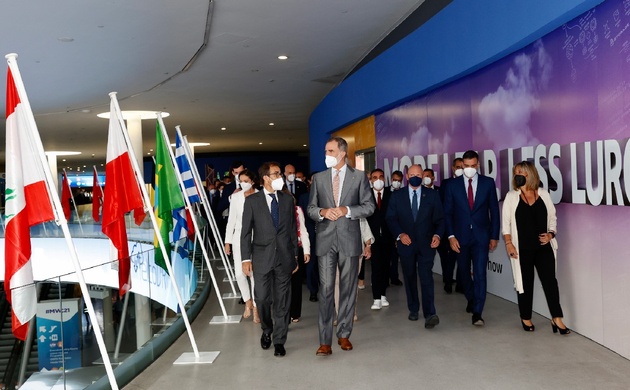 Don Felipe acompañado por las autoridades asistentes a la inauguración del Mobile World Congress