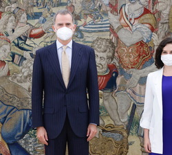 Su Majestad el Rey junto a la presidenta de la Comunidad de Madrid, Isabel Díaz Ayuso