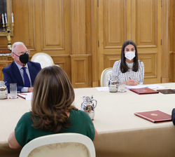 Su Majestad la Reina durante el desarrollo de la reunión sobre el impacto en la salud mental durante la pandemia