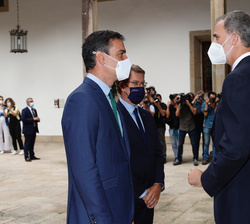 Su Majestad el Rey es recibido a su llegada por el presidente del Gobierno, Pedro Sánchez, junto al presidente de la Xunta de Galicia, Alberto Núñez F