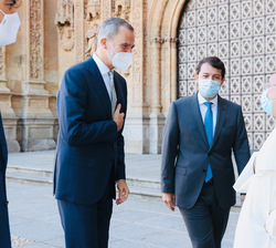 Su Majestad el Rey recibe el saludo del Prior del Convento de San Esteban junto al presidente de la Junta de Castilla y León, Alfonso Fernández Mañuec