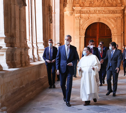 Don Felipe junto al Prior del Convento de San Esteban durante su visita