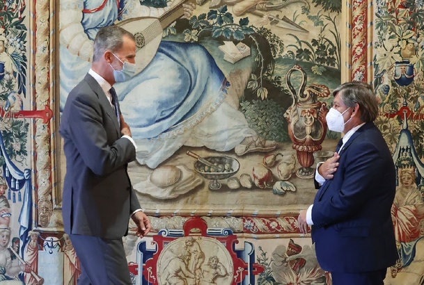 Don Felipe recibe el saludo del presidente del Parlamento de las Illes Balears, Vicenç Thomàs i Mulet