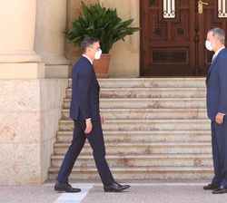 Su Majestad el Rey con el presidente del Gobierno, Pedro Sánchez Pérez-Castejón, a su llegada al Palacio de Marivent