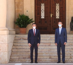 Don Felipe y el presidente del Gobierno antes de mantener el despacho en el Palacio de Marivent