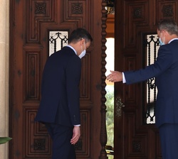 Su Majestad el Rey y el presidente del Gobierno, Pedro Sánchez Pérez-Castejón acceden al interior del Palacio de Marivent para matener el habitual des