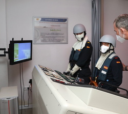 Su Majestad el Rey saluda a unos los militares en el simulador de adiestramiento