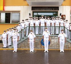 Fotografía de grupo de Don Felipe con una representación de las cinco dotaciones de los buques y sus respectivos comandantes