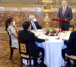 Su Majestad el Rey durante su intervención en el almuerzo en honor del Presidente de la República de Chile
