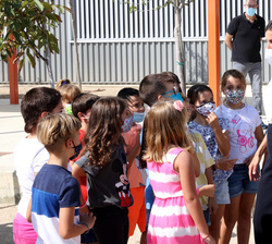 Doña Letizia conversa con alumnos de primaria en el patio de recreo