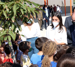 Doña Letizia conversa con alumnos de primaria en el patio de recreo