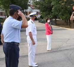 Don Felipe recibe el saludo del comandante del MOPS, teniente general Francisco Braco Carbó, en presencia de la ministra de Defensa, Margarita Robles 