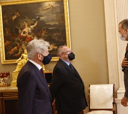 Su Majestad el Rey recibe el saludo de José Luis Bonet Ferrer, presidente de la Cámara de Comercio de España