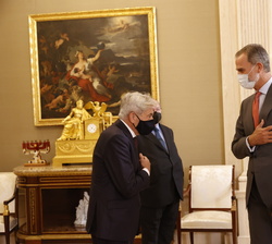 Su Majestad el Rey recibe el saludo de Valentín Pich Rosell, presidente del Consejo General de Economistas de España