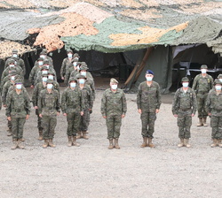 Fotografía de grupo de Su Majestad el Rey con una representación de los militares participantes en el Ejercicio "Toro 21"