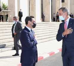 Su Majestad el Rey es recibido por el presidente de la Junta de Andalucía, Juan Manuel Moreno, a su llegada al Campus de Rabanales de la Universidad d