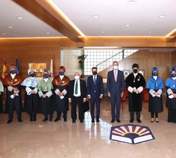 Su Majestad el Rey acompañado por las autoridades asistentes al acto y por los miembros del equipo de Gobierno de la Universidad de Córdoba