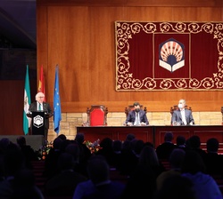 Vista general de la mesa presidencial en el momento de la intervención del ministro de Universidades