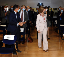 Doña Sofía recibe el saludo del público asistente al acceder al Salón de Actos del Centro Alzheimer de la Fundación Reina Sofía
