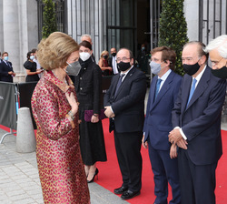 Su Majestad la Reina Doña Sofía recibe el saludo de las autoridades que la recibieron a su llegada