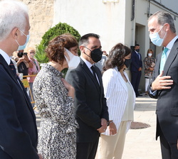 Su Majestad el rey recibe el saludo de la delegada del Gobierno en la Comunidad Autónoma de La Rioja, Ana Marrodán en presencia de la presidenta de la