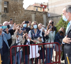 Su Majestad el Rey devuelve el saludo a público que ha asistido a darle su bienvenida a la Ciudad de Logroño