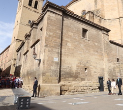 Su Majestad el Rey y el resto de autoridades recorren la Plaza Santiago en su visita a Logroño con motivo del V Centenario del Sitio a la Ciudad