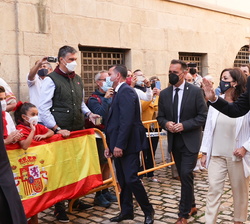 Don Felipe es saludado por el público más joven de la Ciudad de Logroño