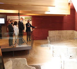 Don Felipe en el Espacio Lagares que contiene restos arqueológicos del siglo XVI y alberga la exposición permanente "El Camino del Vino"