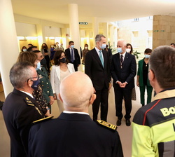 Su Majestad el Rey es saludado por una representación de diferentes cuerpos de diversas instituciones municipales y estatales
