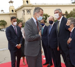 Su Majestad el Rey recibe el saludo de las autoridades tras su llegada a la Fira de Barcelona