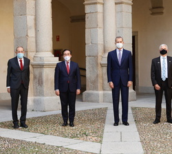 Fotografía de grupo de Don Felipe con el ministro de Asuntos Exteriores, Unión Europea y Cooperación, el encargado de Negocios de la Embajada de los E