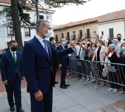 Su Majestad el Rey saluda a los vecinos de Alcalá de Henares a su salida del acto