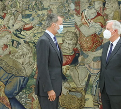 Su Majestad el Rey recibe el saludo de Michel Barnier, ponente de la XV Lección Conmemorativa Carlos de Amberes 