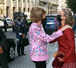 Su Majestad la Reina Doña Sofía recibe el saludo a su llegada de Su Alteza Real la Infanta Doña Elena