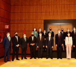 Fotografía de grupo de Su Majestad el Rey con los miembros del Consejo General del Notariado