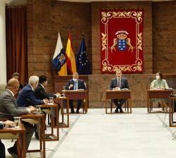 Su Majestad el Rey durante el encuentro con representantes del Consejo Canario de Turismo
