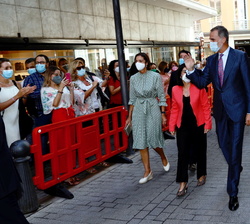 Su Majestad el Rey saluda a los vecinos de Santa Cruz de Tenerife que le recibieron a su llegada al Parlamento canario